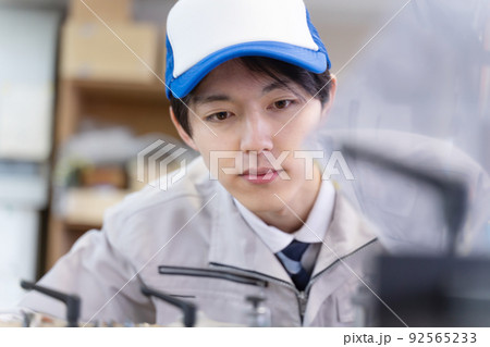 工場で働く男性 汎用イメージ 工場で働く男性 汎用イメージ 92565233