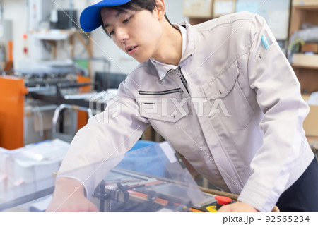 工場で働く男性 汎用イメージ 工場で働く男性 汎用イメージ 92565234