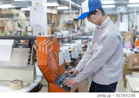 工場で働く男性 汎用イメージ 工場で働く男性 汎用イメージ 92565236