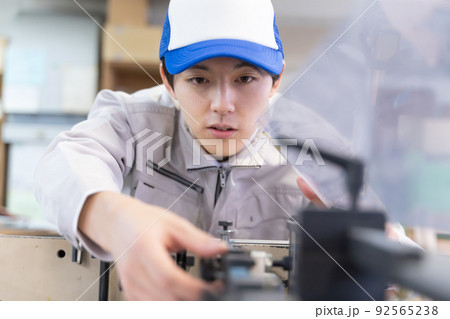 工場で働く男性　汎用イメージ 92565238