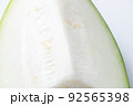 冬瓜(とうがん)、カット。(「冬」瓜と言う名だが、夏が旬の野菜。) 92565398