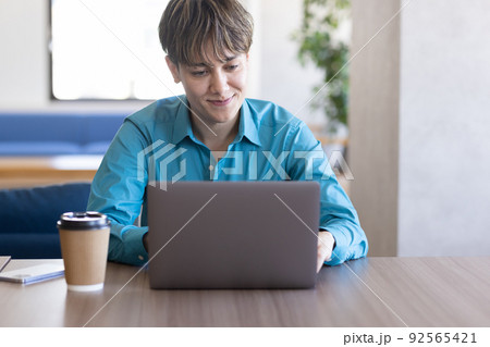 デスクワーク　パソコンとスマホ 92565421