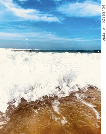 綺麗な日本海の波打ち際　京丹後市小天橋 92565454