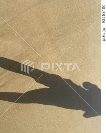 日本海の波打ち際を撮影している男性の影 日本海の波打ち際を撮影している男性の影 92565486
