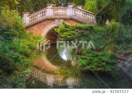 Bridge above pond with reflection in Parc Monceau, Paris, France 92565527