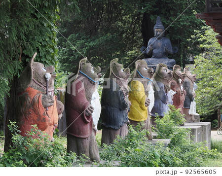 分福茶釜の茂林寺　タヌキの置物と聖観音 92565605