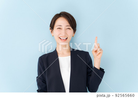 働く女性のポートレート 92565660