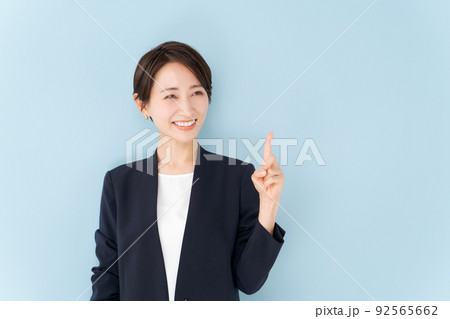 働く女性のポートレート 92565662
