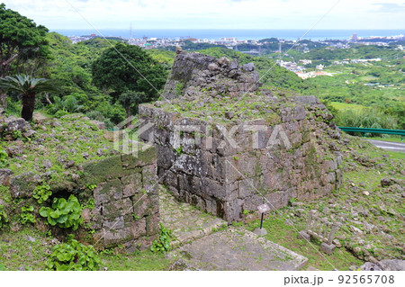 中城城の正門と街並み 92565708