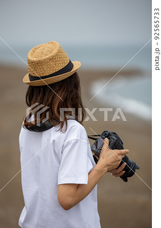 海辺の風景を撮影する女性 92565733