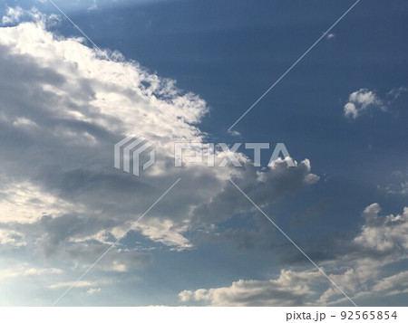 空と雲の青空背景 空と雲の青空背景 92565854