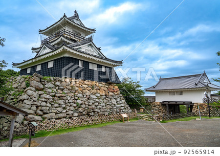 静岡県浜松市 浜松城の天守と野面積みの石垣と天守門 静岡県浜松市 浜松城の天守と野面積みの石垣と天守門 92565914