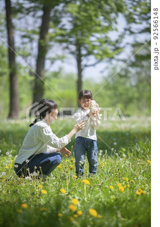 春の野原で遊ぶ親子 92566148