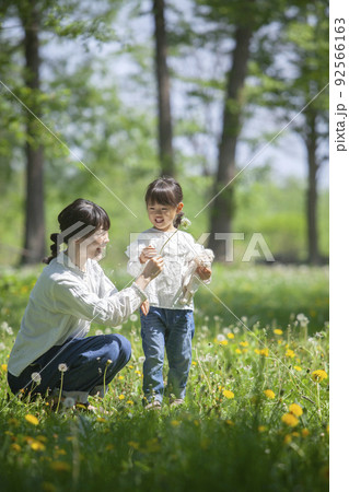 春の野原で遊ぶ親子 92566163