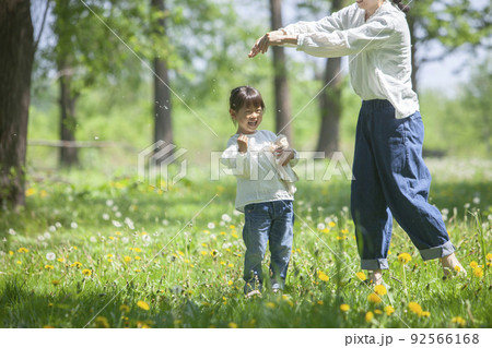 春の野原で遊ぶ親子 92566168
