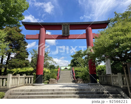 亀戸天神の鳥居から太鼓橋と青空が見えた 亀戸天神の鳥居から太鼓橋と青空が見えた 92566221