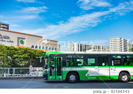 神戸市営地下鉄の名谷駅前の市営バス 92566545