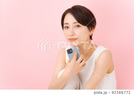 スマートフォンを持つ女性 スマートフォンを持つ女性 92566772
