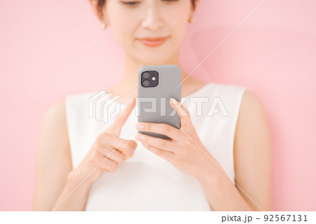 スマートフォンを持つ女性 スマートフォンを持つ女性 92567131