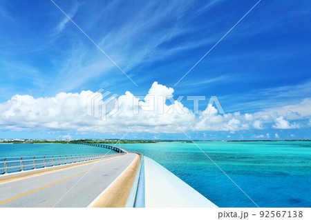 沖縄　伊良部大橋　夏の青空と海 92567138