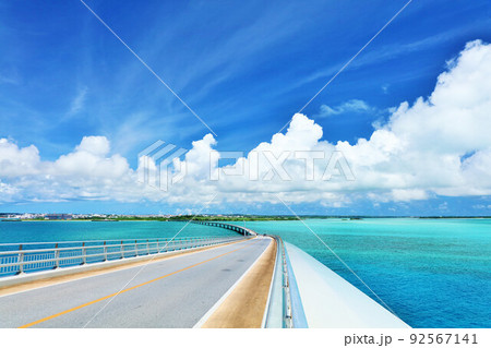 沖縄　伊良部大橋　夏の青空と海 92567141