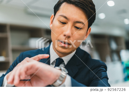 腕時計を見るビジネスパーソン 腕時計を見るビジネスパーソン 92567226