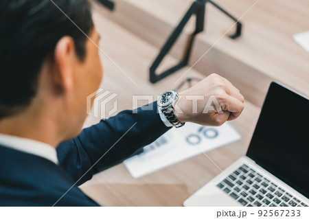 腕時計を見るビジネスパーソン 92567233