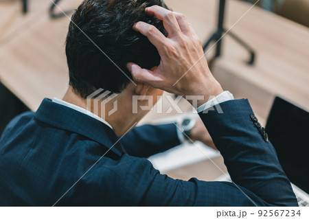 腕時計を見るビジネスパーソン 腕時計を見るビジネスパーソン 92567234