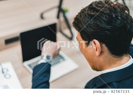 腕時計を見るビジネスパーソン 腕時計を見るビジネスパーソン 92567235