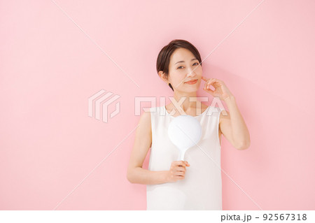 30代女性のポートレート　ピンク背景 92567318
