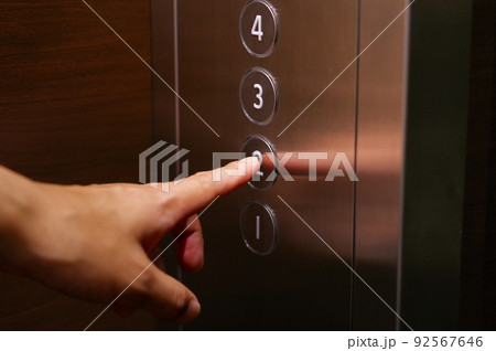 エレベーターのボタンを押す人の手元 エレベーターのボタンを押す人の手元 92567646
