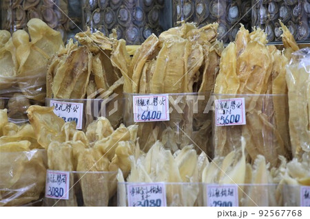 香港・徳輔道西の乾物店で売られる魚の浮袋。とても高価で「魚胆」「花膠」と呼ばれる高価な中華食材 92567768