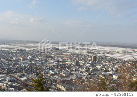 冬の猪子山から望む東近江市 92568115