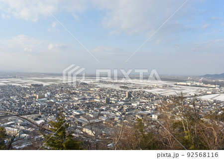 冬の猪子山から望む東近江市 92568116