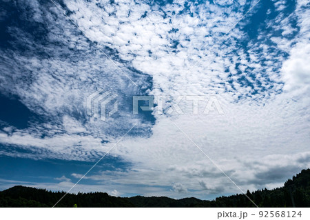 写真、梅雨明けの雲の様子　秋田上空の雲の様子　空と雲 92568124