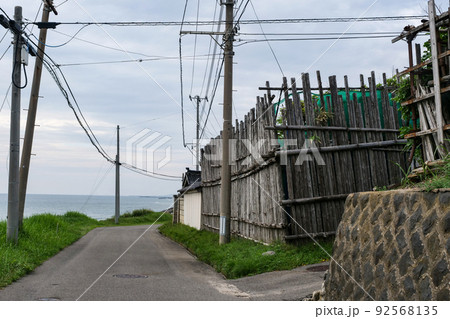 写真 風景 日本海を見下ろすとまや 日本海特有の瓦屋根のとまや 写真 風景 日本海を見下ろすとまや 日本海特有の瓦屋根のとまや 92568135