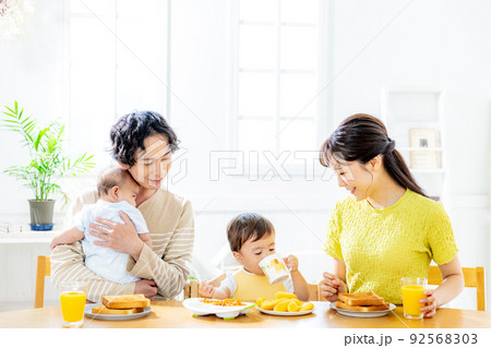 家族 食卓 家族 食卓 92568303