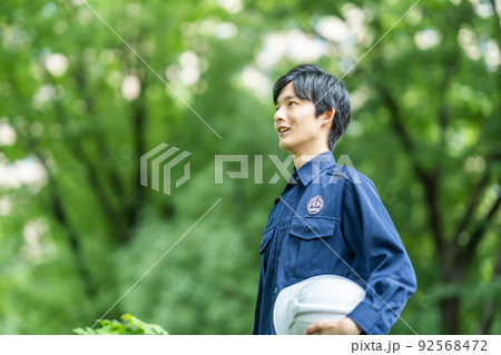 不法投棄や森林の見回りをする若い警備スタッフ 不法投棄や森林の見回りをする若い警備スタッフ 92568472