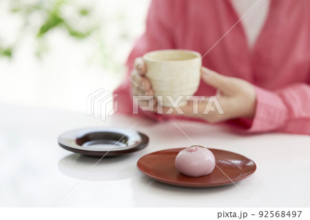和菓子を食べるミドル女性の手元 和菓子を食べるミドル女性の手元 92568497