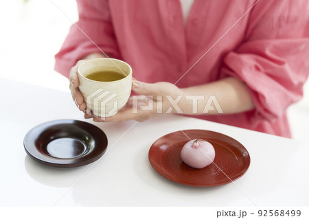 和菓子を食べるミドル女性の手元 92568499