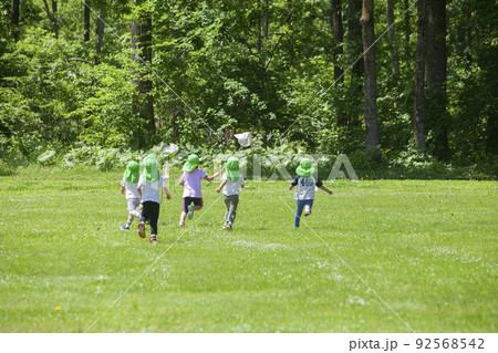 虫取りをする子どもたち 虫取りをする子どもたち 92568542