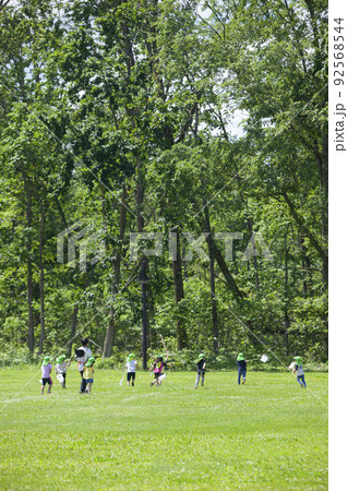 虫取りをする子どもたち 92568544