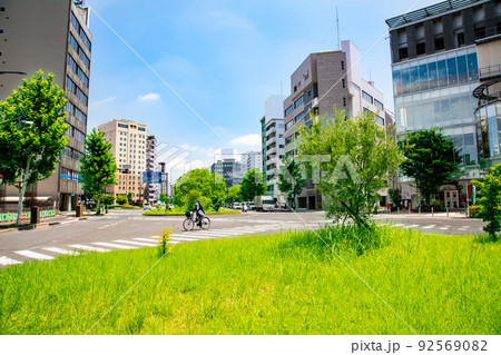 富士見町1番の交差点風景です。スクランブル交差点が広々としています。フジグラン広島が見えます。広島県 富士見町1番の交差点風景です。スクランブル交差点が広々としています。フジグラン広島が見えます。広島県 92569082