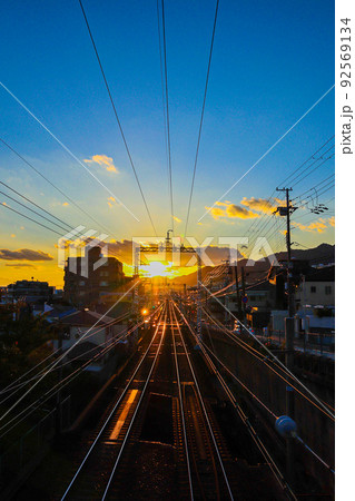 御影駅 線路の先にある太陽の光 御影駅 線路の先にある太陽の光 92569134
