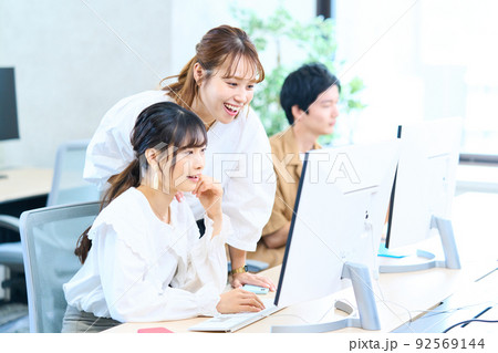 コンピューター　エンジニア　アパレル　クリエーター　養成　3D 大学生　学生　生徒　若者 92569144