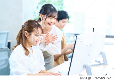 コンピューター　エンジニア　アパレル　クリエーター　養成　3D 大学生　学生　生徒　若者 92569152