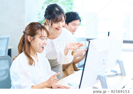 コンピューター　エンジニア　アパレル　クリエーター　養成　3D 大学生　学生　生徒　若者 92569153