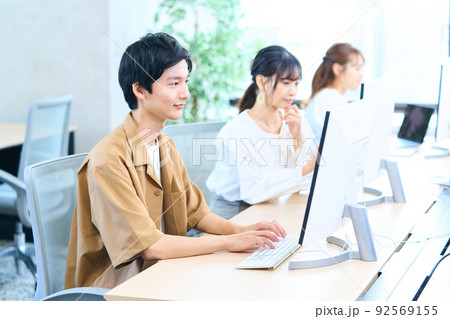 コンピューター　エンジニア　アパレル　クリエーター　養成　3D 大学生　学生　生徒　若者 92569155