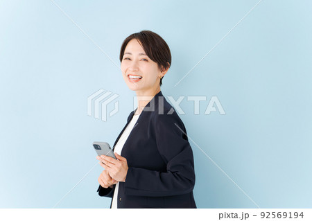 スマホを操作する女性　 92569194