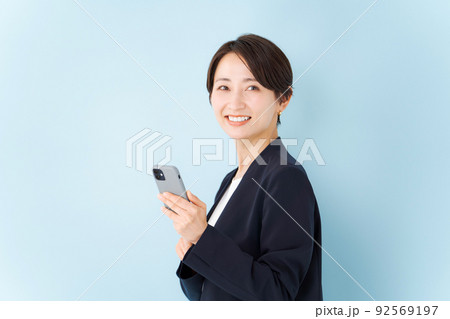 スマホを操作する女性  スマホを操作する女性  92569197